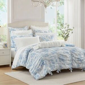 Elegant Blue and White Floral Comforter Size Full/Queen